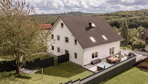 Kleeoase - Luxus Apartment- Jacuzzi - Dachterrasse - Kochinsel - kostenlose Parkplätze - See in 10 min - Foto 5, Garden, Garden view