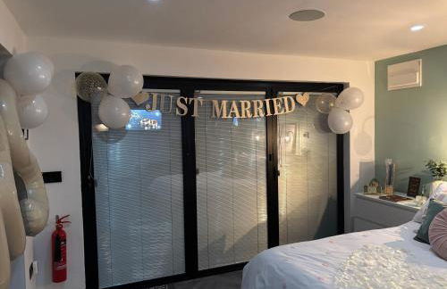 Little Woodlands Chalet with Private Garden & Hot Tub - Foto 2