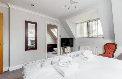 The Gables Penthouse - 15-Minute Walk to Branksome Chine Beach - Photo 22