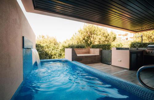 Luxury 2 bedrooms, Private Heated Pool - EHHouse - Photo 13