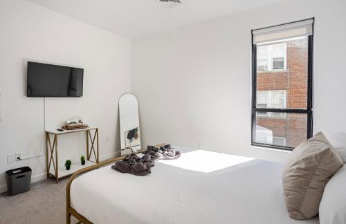 Modern & Spacious 2BR Apartment with Gym & Parking - Photo 7