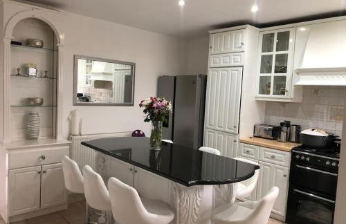 3 Bedroom House with a Private Garden - Foto 9