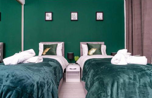 Cheerful 2 Bedroom Homely Apartment, Sleeps 4 Guest Comfy, 1x Double Bed, 2x Single Beds, Free Parking, Free WiFi, Suitable For Business, Leisure Guest, Contractors, QE Hospital, Glasgow, Near Airport & City Centre, Perfect For Common Wealth Games 2026 - Foto 22