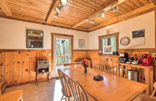 1 Mi to Downtown BBH Coastal Cabin with Deck and Yard - Foto 13