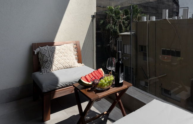 Chic Urban Getaway with Balcony & Mamad by Sea N Rent - Foto 16