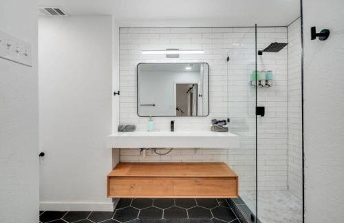 Modern Home - 1 Acre Lot w Pool Patios Jacuzzi - Foto 28