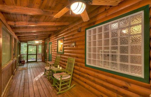 K6 Lodge Gather around the firepit soak in the hot tub and splash in the creek - Foto 29