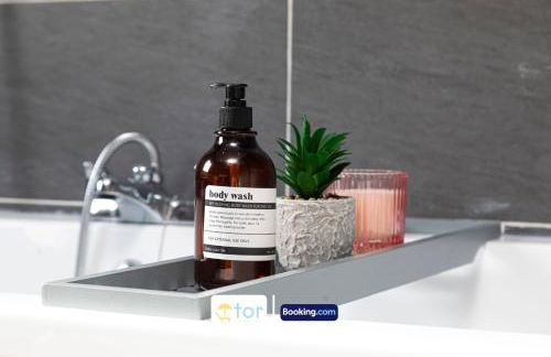 Explore Welsh Wonders, 3 Bedroom House By The One Retreats Short Lets & Serviced Accommodation Treharris - Foto 15