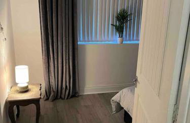 Corner House 2-Bed Townhouse Sleeps 3 - Photo 5