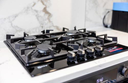 Luxurious 2 bedroom flat with parking and garden, 5 mins walk to train station and bus stop opposite property - Foto 40