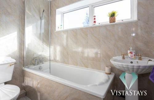 Spacious 5BDR House By Vista Stays Short Lets & Serviced Accommodation Manchester With Free WiFi, Parking & Netflix - Foto 17