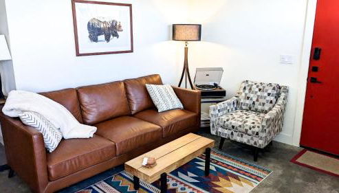 LUX Modern Chalet, Pool & Hot Tub, 10 Mins to the Mountain & Incredible Views - Photo 2