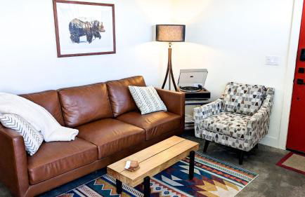 LUX Modern Chalet, Pool & Hot Tub, 10 Mins to the Mountain & Incredible Views - Photo 2