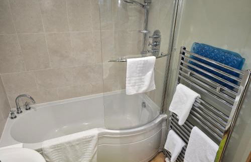 The Holbein Three bedroom home near tilgate park private parking and garden - Foto 27