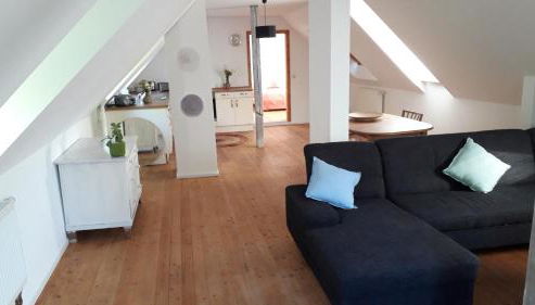 Zentrumsnahe Dachwohnung in grüner Oase - Foto 2