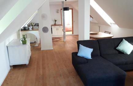 Zentrumsnahe Dachwohnung in grüner Oase - Foto 2