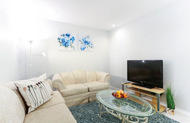 Family Home-Metrotown by Elevate Rooms - Photo 1