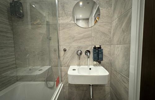 Luxury 6-Bed House - 6 En Suite- Jaquzzi Baths - Private Parking - Suitable for contractors - Foto 45