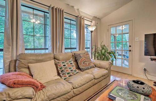 Riverfront Martindale House with 2 Covered Decks - Foto 6