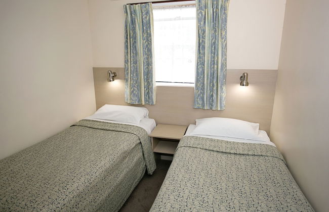 Dolphin Lodge - Photo 3