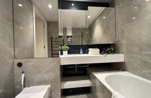 Luxury 2BR- Sleeps 5- Westfield Apartment- 3 min to station- Perfect for Families Shopping - Foto 6