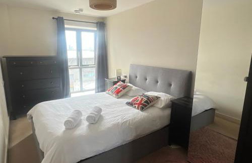 Sunset Heights Bright 2BR with City Views and Free Parking - Foto 16