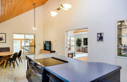 Lake George Oasis with 9 Acres, Hot Tub and Game Room! - Foto 11