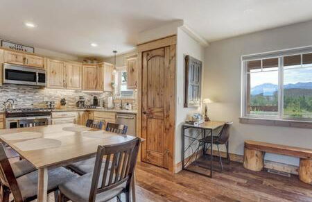 Cabin~Views~Heart of Town~W&D~Fireplace~Kitchen - Foto 14