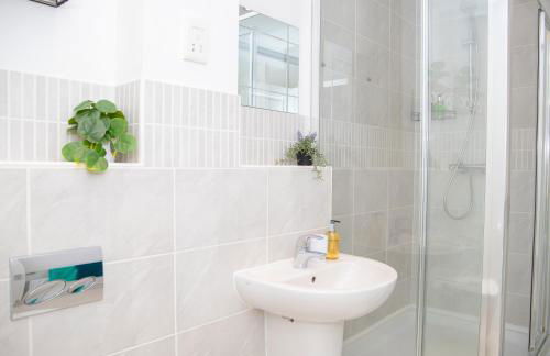 Lavish 4-Bedrooms with Modern Home Features - Guest 8 - Hi-Speed Wi-Fi - Luxury Garden - Private Ample Parking - Foto 21