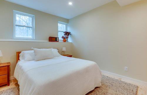 Expansive Wilmot Escape with Deck Near Skiing! - Foto 18