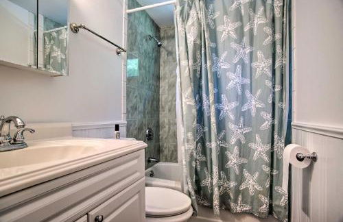 Near Beaches and Dtwn Falmouth Family Home with Deck - Foto 12