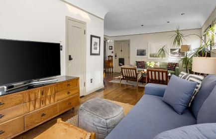 Spanish Revival Charm in Silver Lake w Patio BBQ Walkable Location Maltman Manor by AvantStay - Photo 8