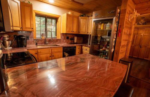 Warm Woodland Getaway with Land - Foto 3