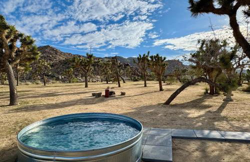 Epic Views, Huge House, Acres of J-Trees to explore, Hot Tub, Pool, AC, and Mini-Golf - Foto 65