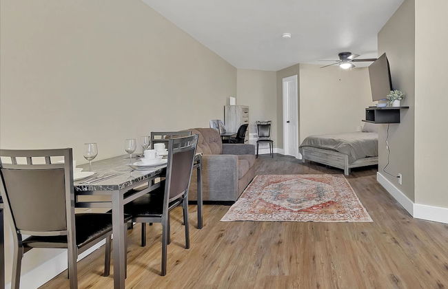 Modern Studio Apartment With Queen Bed - Photo 6