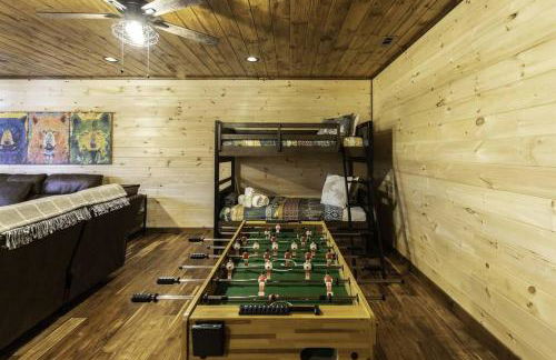 WolfCabin Lux Family Home, Fire Pit, Hot Tub, ADA ramp, ez paved rds - Foto 36