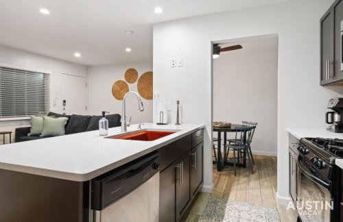 1BR 1BA Pet Friendly Condo w Pool, Gym, Walk to SoCo and Lake by Austin Vacay - Foto 13