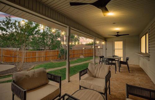 3-BD Backyard Oasis w Pool Patio Firepit - Foto 38
