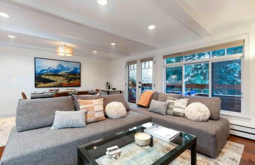 Updated 3BR, 3BA with Pool - Steps to Town - Foto 19