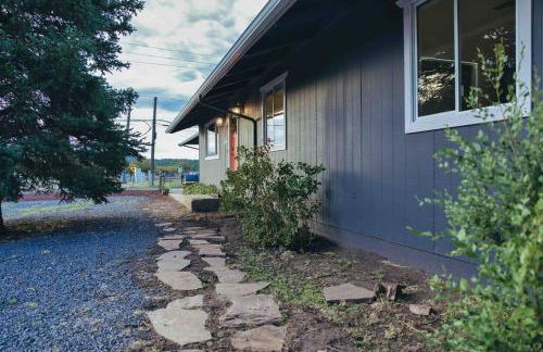 Walk to GC Train Depot and Route 66, king beds, game room, BBQ, firepit - Photo 32