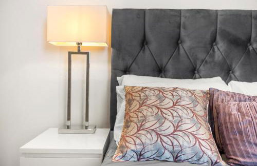 Two BDR Apt By Stay Aura Short Lets & Serviced Accommodation London With Free WiFi, Parking & 10 Min to Brentford Stadium - Foto 13