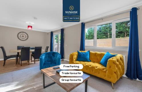 MUIRTON 2 - has 4 Twin rooms with 4 Car Parking, 2 Baths, 5 Smart TV, Fully Equipped, Garden, Free WiFi, GROUP FAVOURITE by SUNRISE LONG LETS and SERVICED ACCOMMODATION DUNDEE - Foto 1
