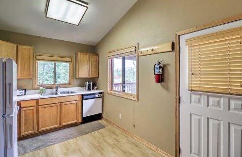 Trego Cabin with Mtn Views, Easy Access to Lake - Foto 7