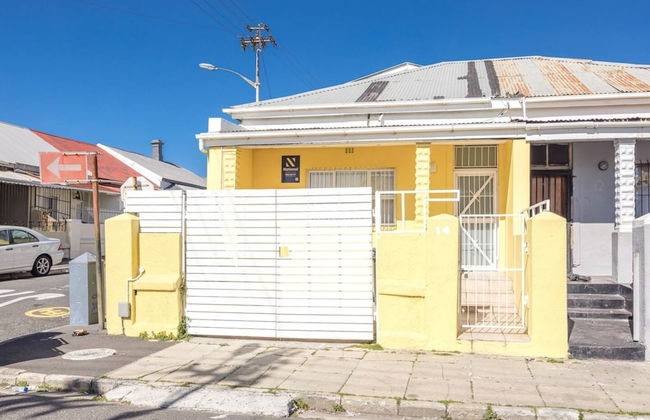 Contemporary 4 Bedroom Home - Photo 29