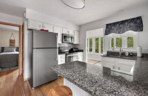 Loft Wood Stove Fire Pit Grill & Deck on Creek - Foto 5