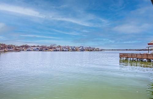 Lakefront Family Home for 12 w Picturesque Views & Patio - Foto 41