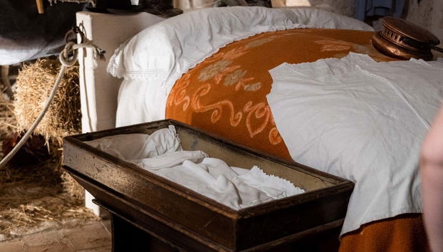 Visitando una casa cueva de Matera