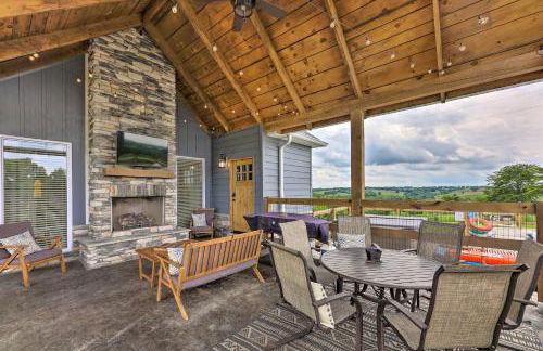 Chic Williamstown Retreat with Pool and Hot Tub! - Foto 26