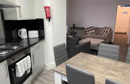 Modern Five Bed Long Stays and Contractors Welcome - Foto 9