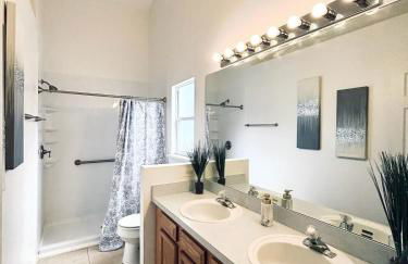 Family Home, Near Disney-Private pool, Spacious 3BR Retreat - Photo 17